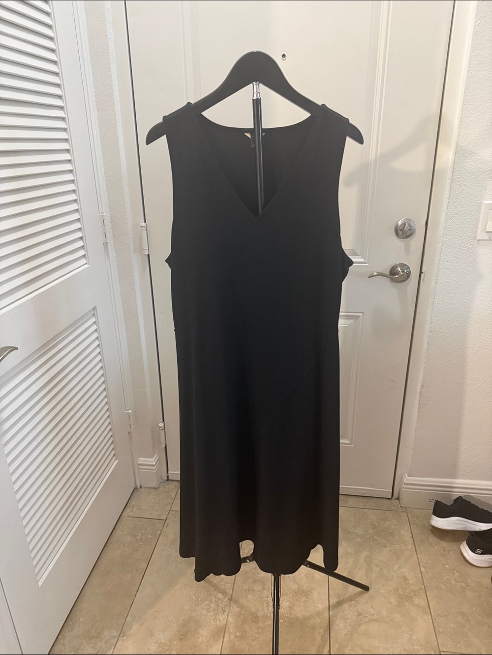 Ann Taylor Black Sleeveless V-Neck Midi Dress